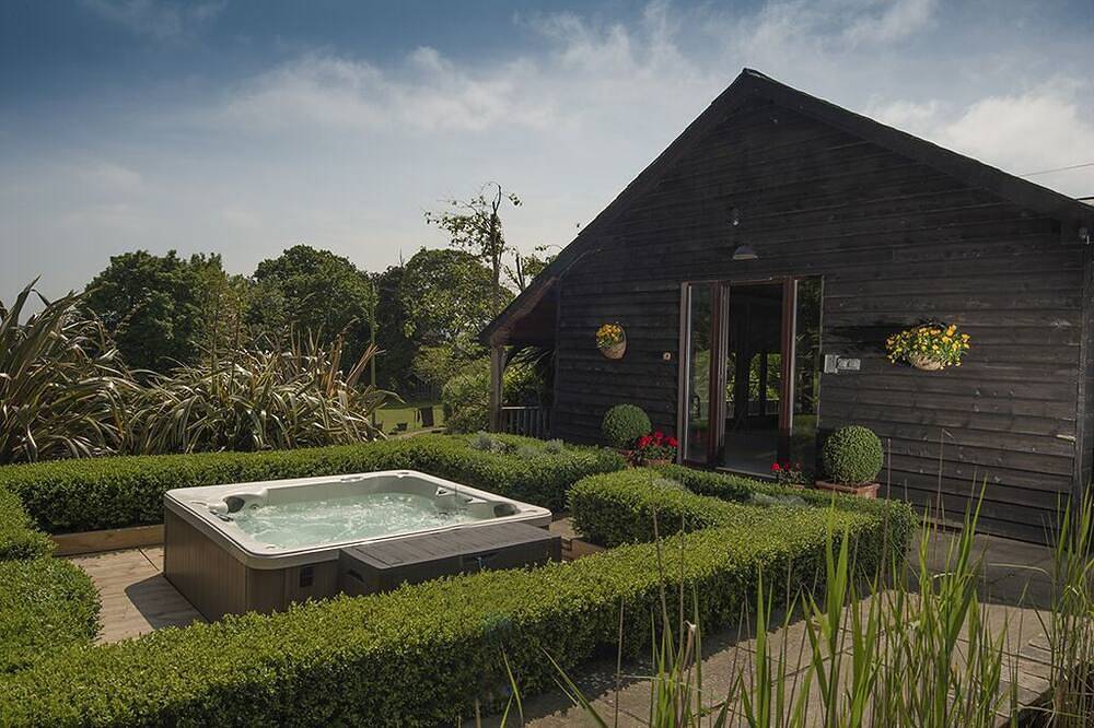 A luxurious self-catering retreat for two, complete with indoor pool & hot tub. in East Sussex