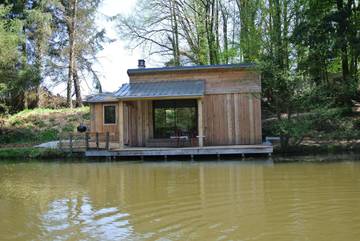 Gîte pour 4 personnes, avec vue sur le lac ainsi que vue et terrasse à Saint-Priest-les-Fougères