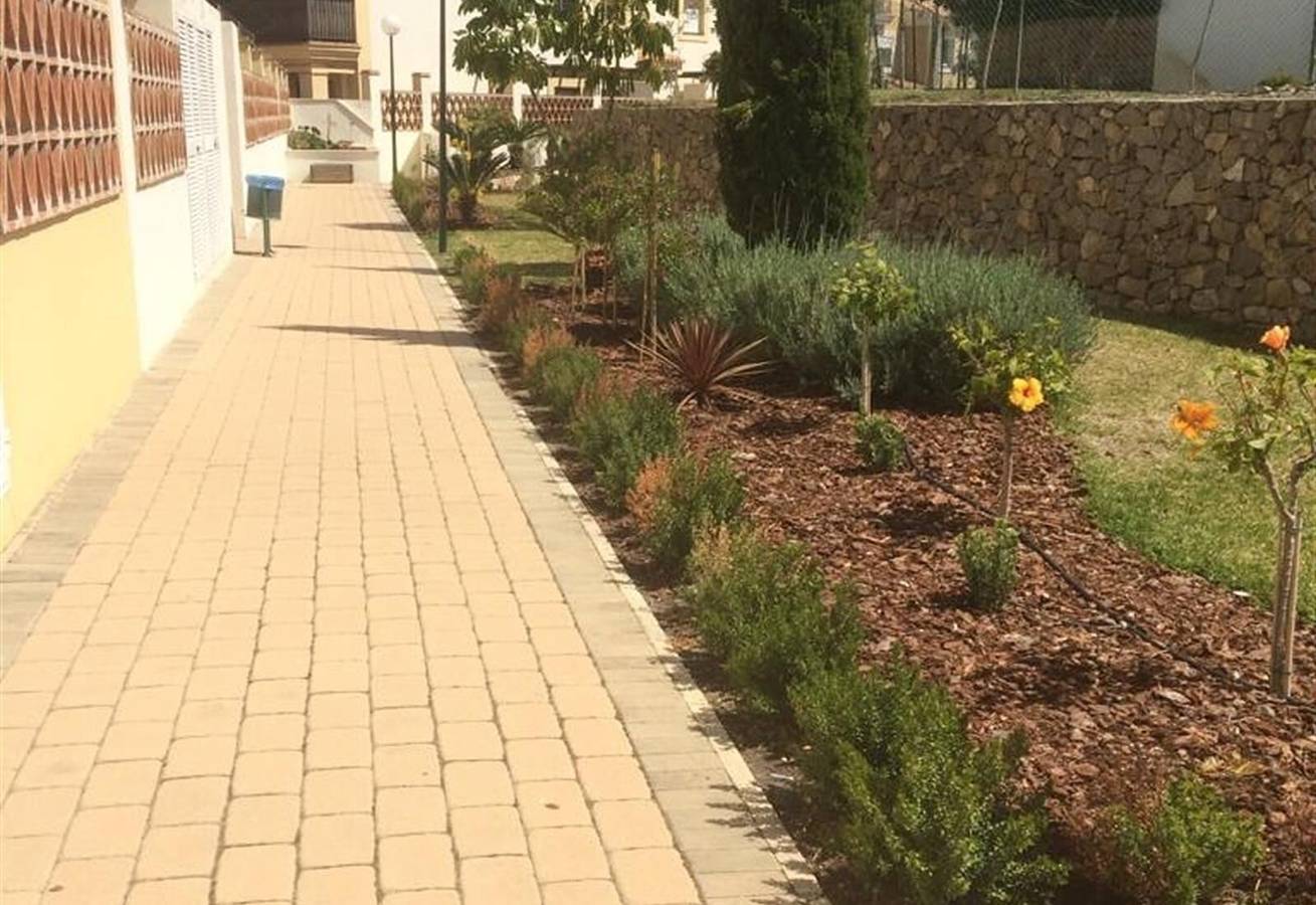Apartamento entero, "Lux Apartm Beauvivir" con piscina compartida, jardín y terraza privada in Caleta de Vélez, Vélez-Málaga