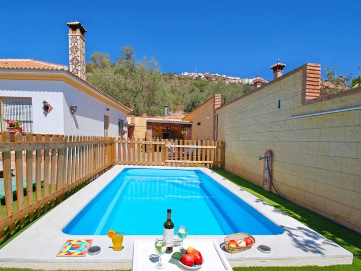 Casa rural para 6 personas, con piscina además de jardín y terraza, Se admiten mascotas en Comares - 2