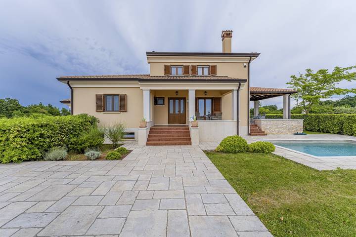 Villa pour 6 personnes, avec Balcon/Terrasse ainsi que Jardin et Piscine à Kanfanar