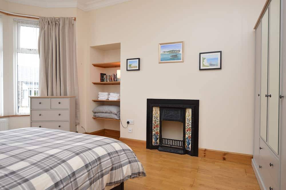 Freeland Cottage, lovely cottage, coastal Dunoon, quiet location, in Dunoon, Argyll & Bute