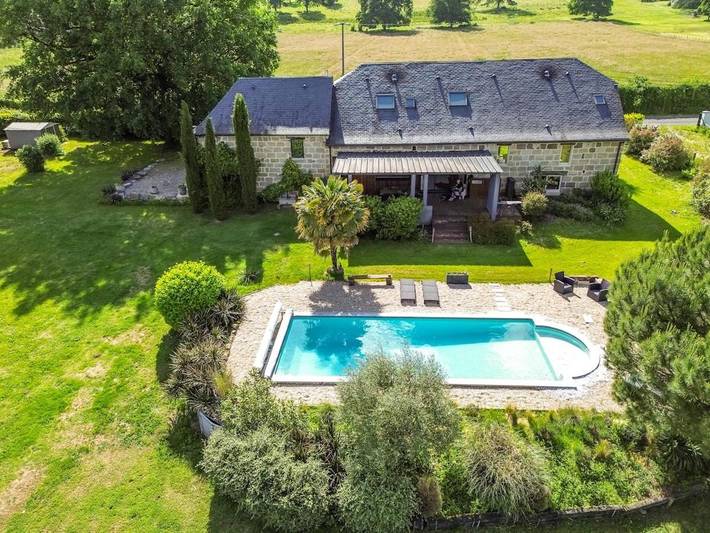 Location de vacances pour 8 personnes, avec jardin et piscine à Ussac