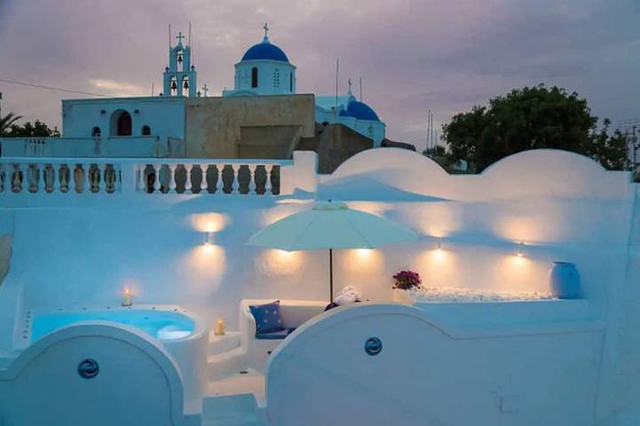 Vacation rental for 10 people, with balcony and hot tub in Santorini