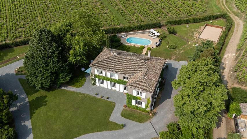 Gîte pour 2 personnes, avec Terrasse et Jardin ainsi que Piscine et Vue à Saint-Lager