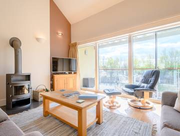 Log Cabin for 9 People in The Cotswolds, South West England, Photo 1