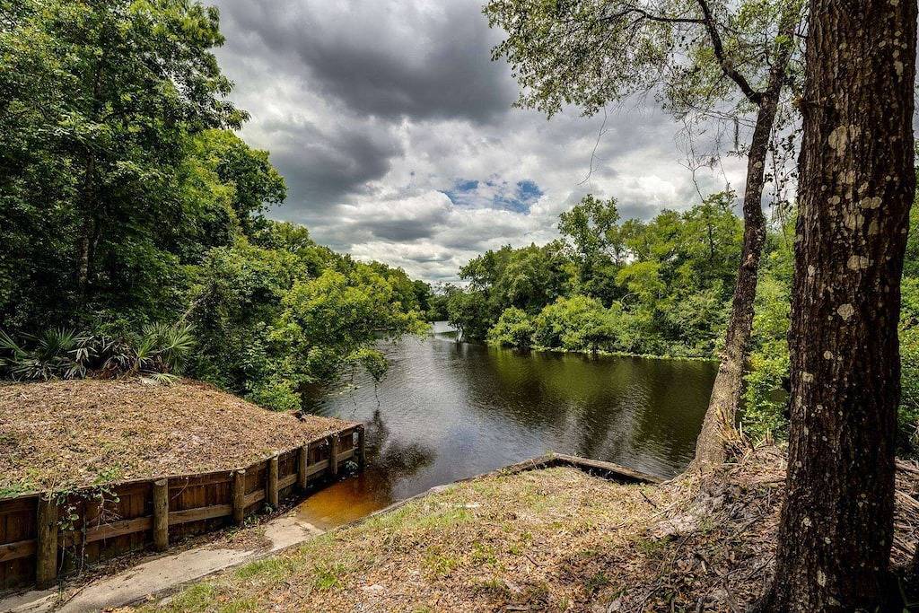 Rare 30 Acres Along Black Creek |Country Retreat |Escape the City |Covered Balcony |Firepit & Bbq in Clay County (FL)