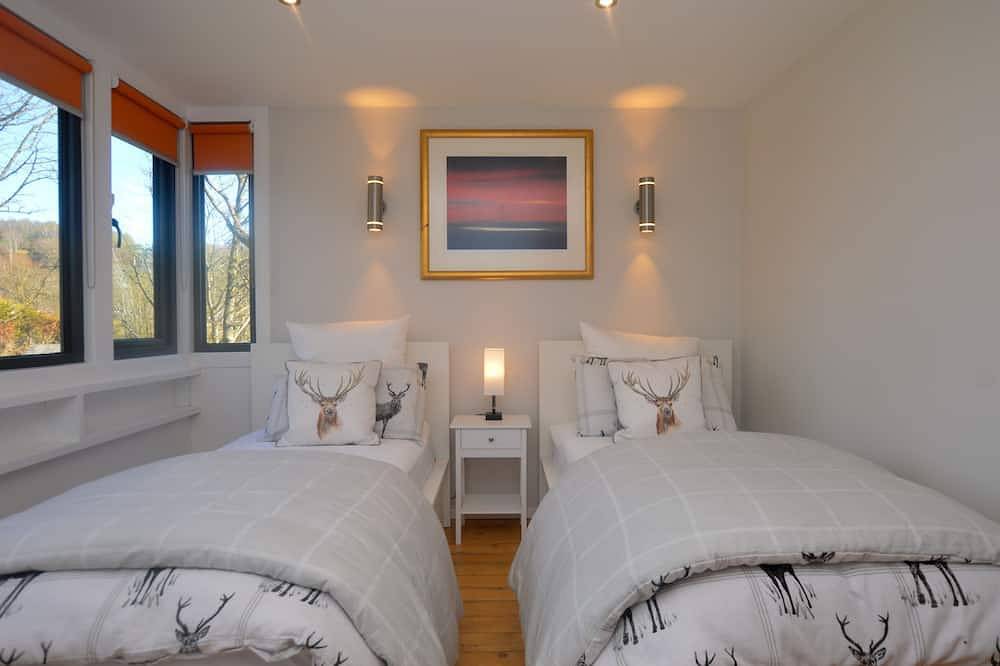 Cliff Top - Bubbling Springs - spectacular sea views. Sleeps 4 guests in Inverclyde