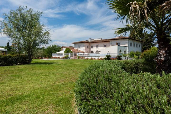 Villa Yvonne by MMega in Signa, Provincia de Prato
