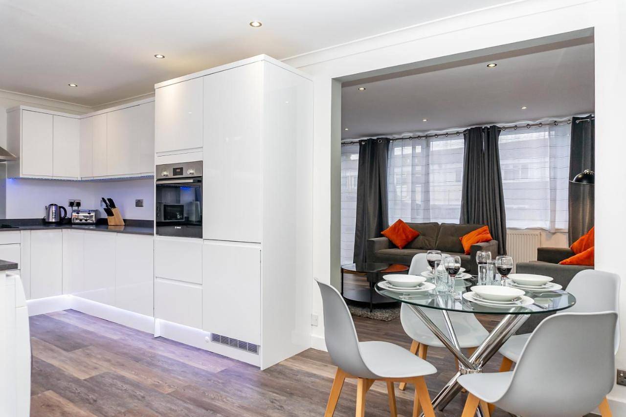 Entire apartment, Inspiration by Olauda Sa - 3 Bed House with Free Parking in Swindon, North Wessex Downs