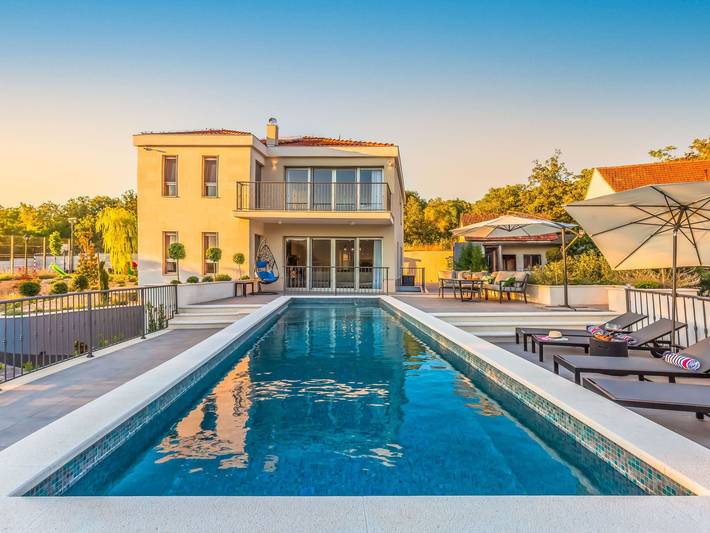 Ferienhaus für 8 Personen, mit Garten und Pool sowie Sauna und Terrasse