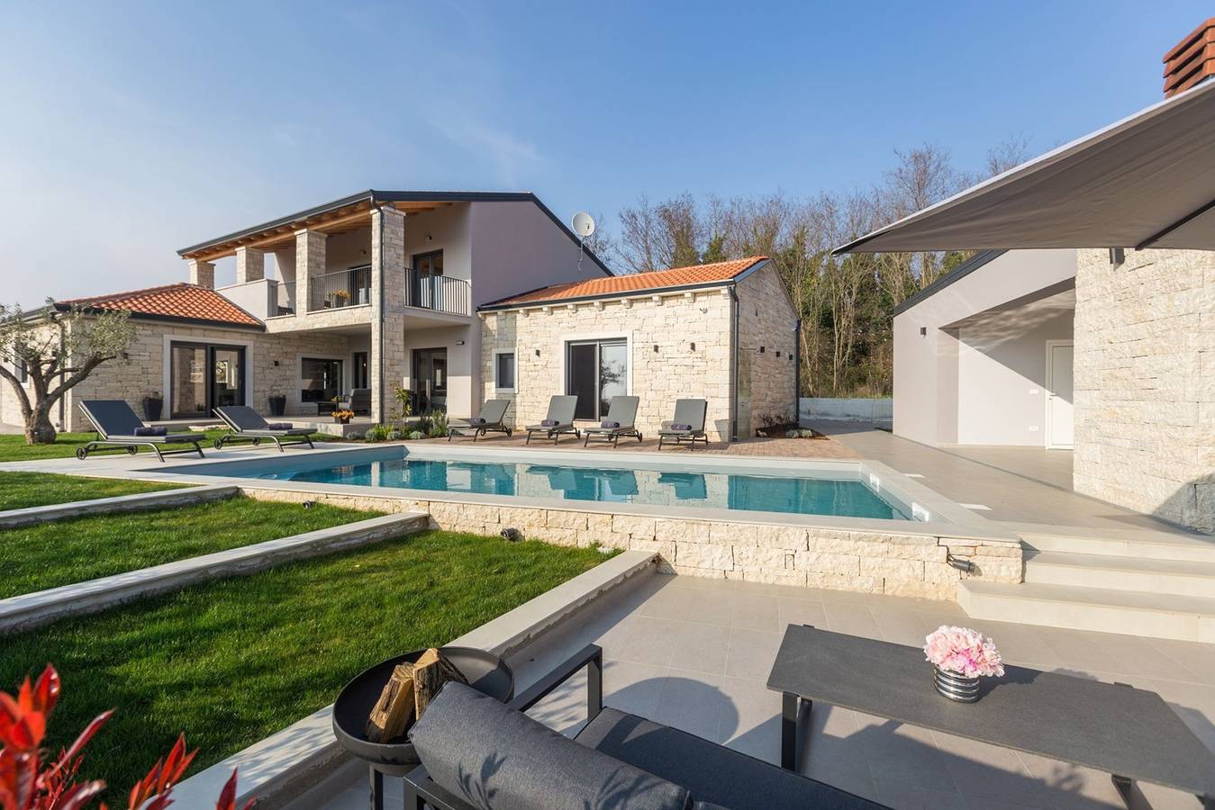 Villa Harmony mit Pool, Sauna und Whirlpool in Sveti Lovreč Pazenatički, Zentralistrien