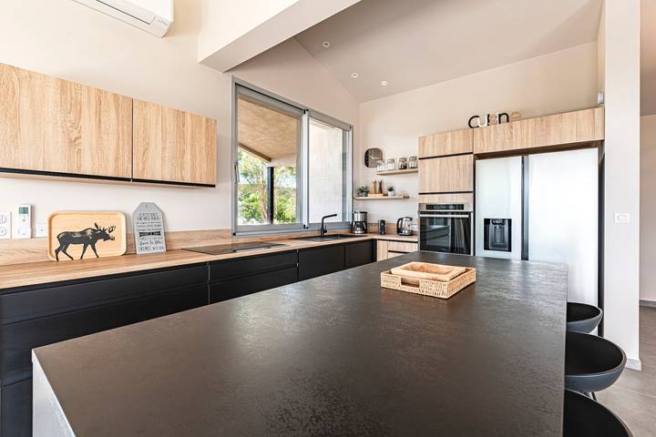 Location de vacances pour 14 personnes, avec terrasse ainsi que jardin et piscine à Pianottoli-Caldarello - 3