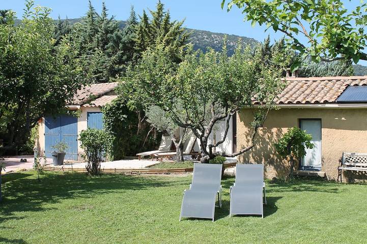 Location de vacances pour 6 personnes, avec terrasse et jardin à Maubec