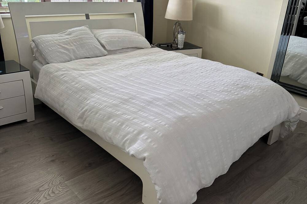 Completely furnished 3 big bedroom 2,5 bathroom show house , cleaner incl , in Cork, County Cork