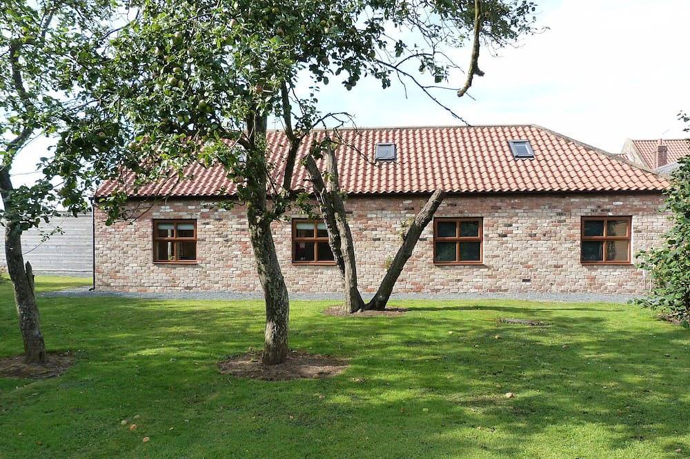 Barley Edge, Beautiful Barn Conversion, Sleeps 10, Grounds overlook Hornsea Mere in Hornsea, East Riding of Yorkshire