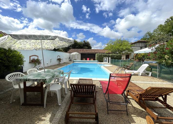Gîte pour 4 personnes, avec jardin ainsi que terrasse et piscine, animaux acceptés dans Saint-Pé-de-Léren