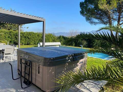 Location de vacances pour 10 personnes, avec Jacuzzi et Terrasse ainsi que Jardin et Piscine à Eurre