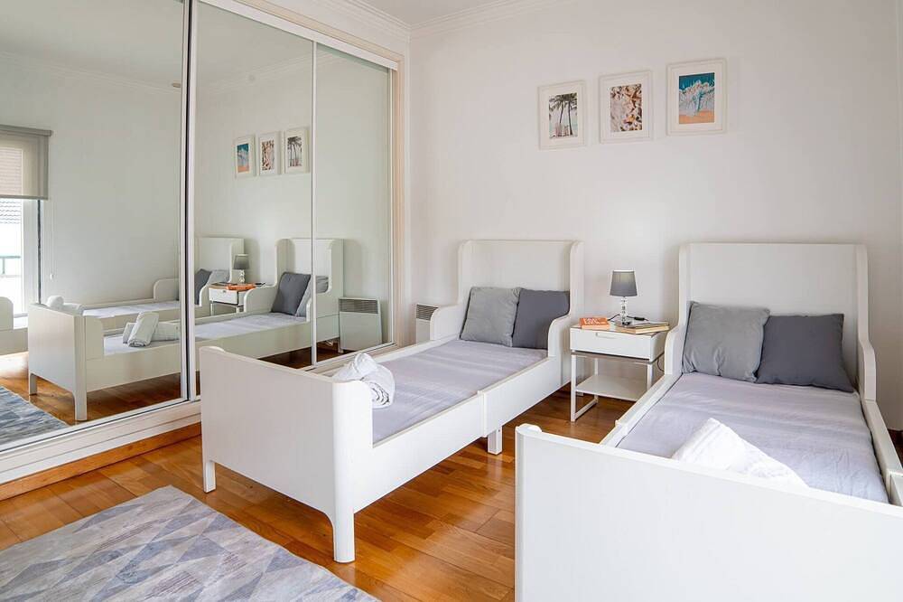 Lovely Aroeira Villa | 3 Bedrooms | Villa Martha | Pleasant Pool Area | Great for Families in Corroios, Halbinsel von Setúbal