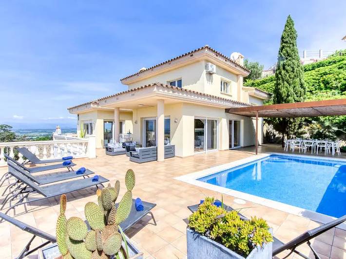 Villa für 10 Personen, mit Terrasse und Pool - 1