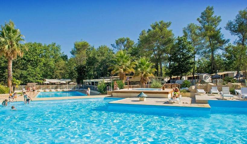 Camping pour 6 personnes, avec piscine et bassin pour enfant ainsi que jardin et jacuzzi