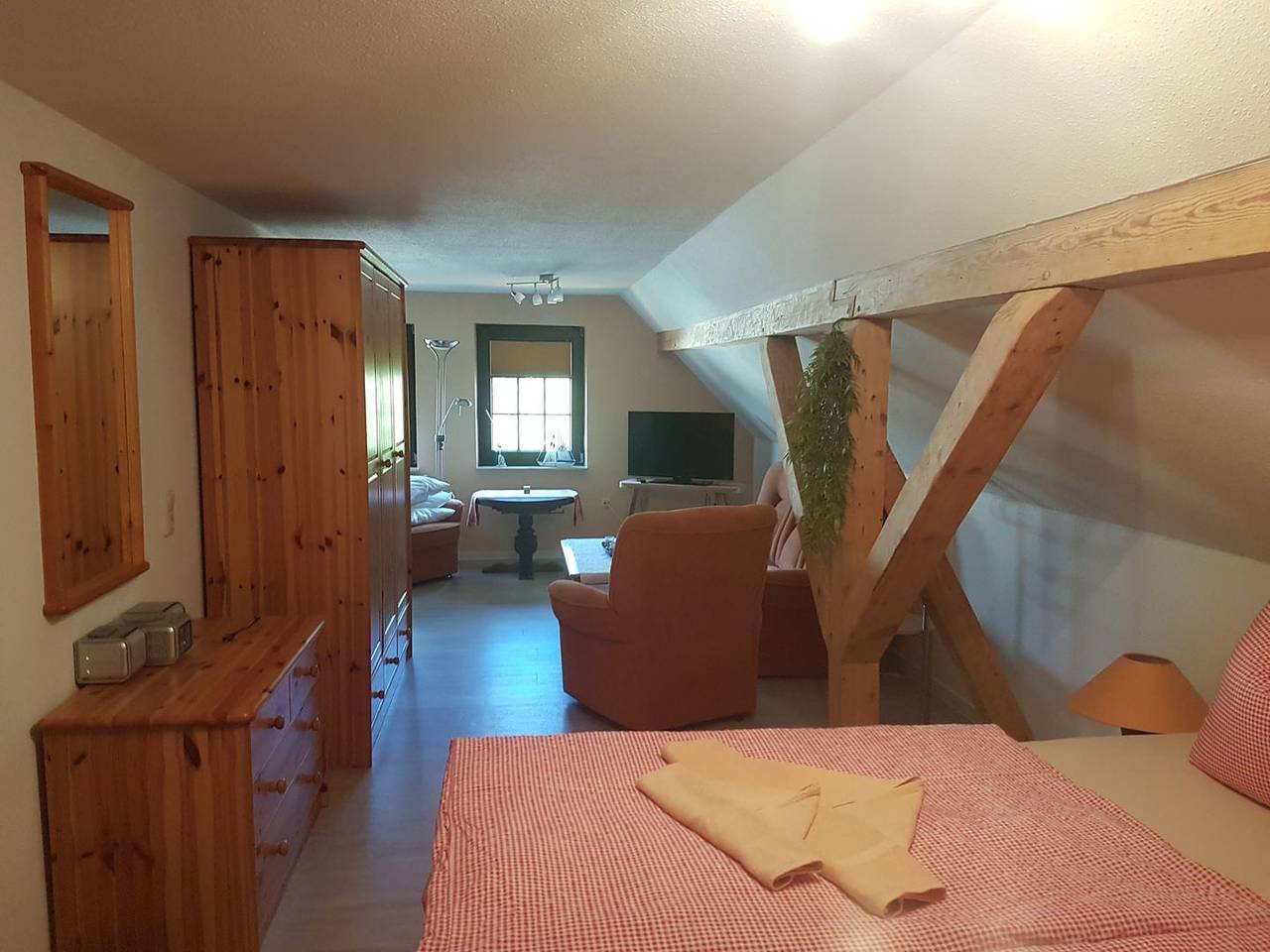 Zimmer für 2 Pers. mit Frühstück im Hauseigenen Restaurant - Rotes Zimmer in Wieck am Darß, Fischland - Darß - Zingst