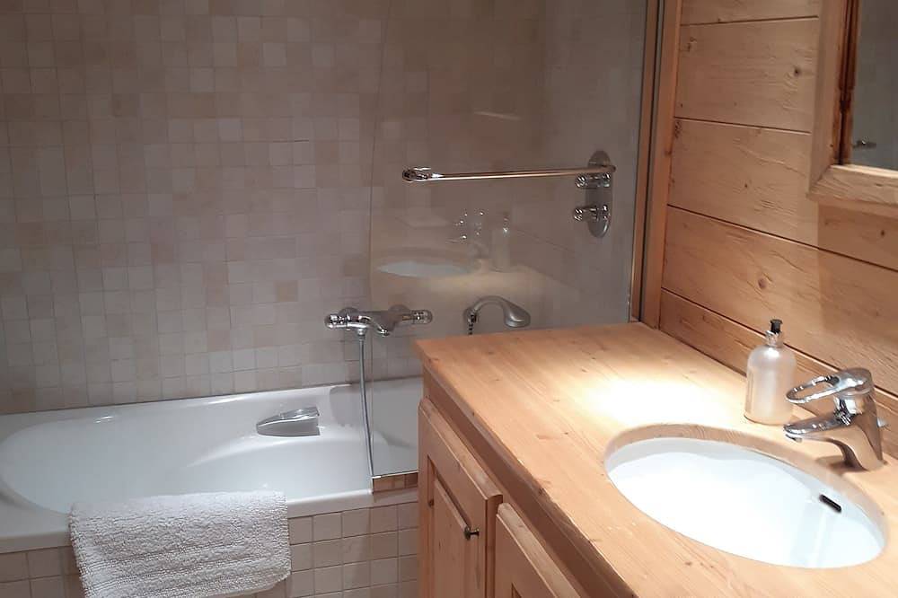 Mimosa - Attractive Ski Chalet in Courchevel 1300 (Le Praz), Saint-Bon-Tarentaise