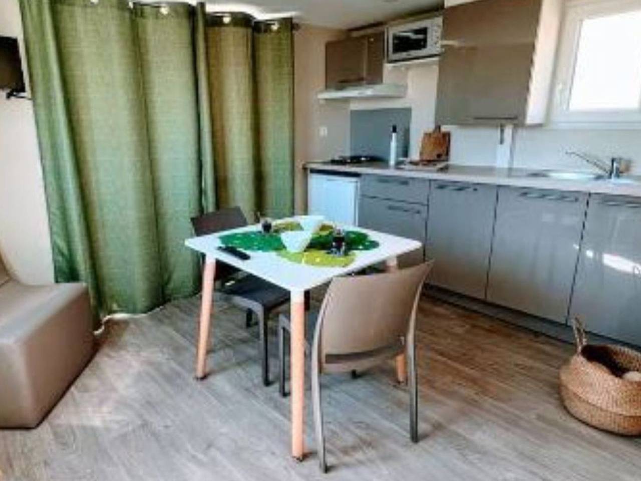 Cozy Mobil Home avec Terrasse pour 2 à La Seyne-sur-Mer in La Seyne-sur-Mer, Côte méditerranéenne (France)