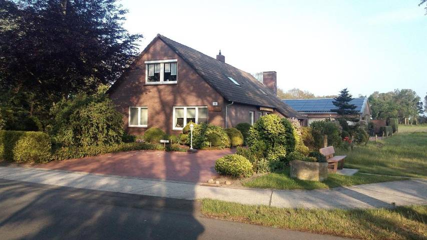 Ferienwohnung für 4 Personen, mit Terrasse und Garten sowie Ausblick in Uplengen