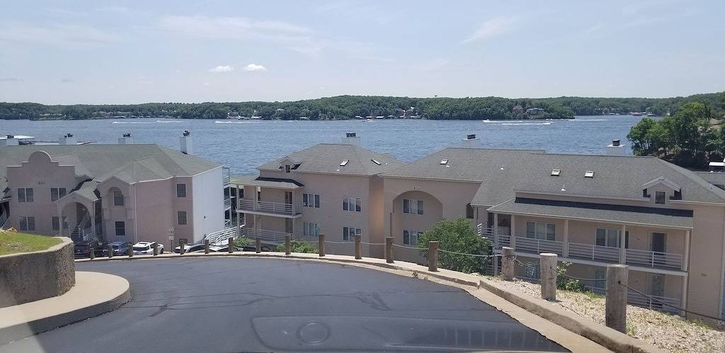 Ganze Wohnung, Schöne Eigentumswohnung am Wasser mit dem Bootsrutsch! Es ist fünf Uhr irgendwo ... in Lake of the Ozarks