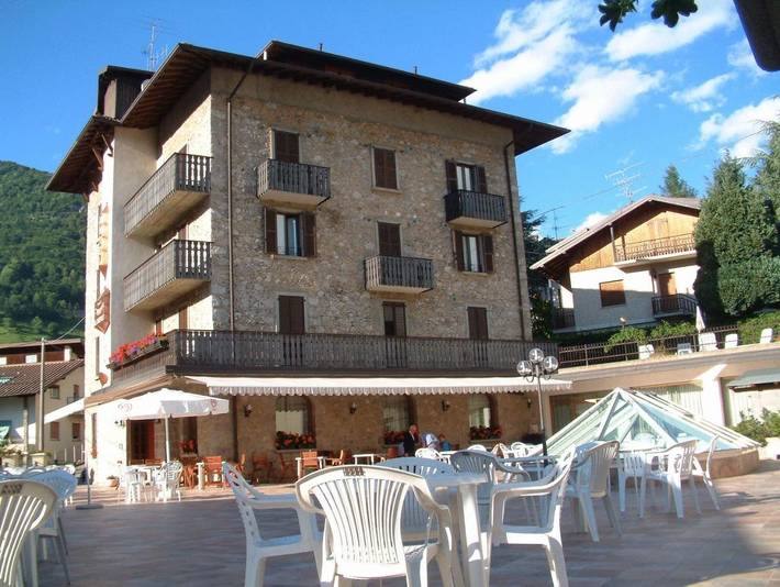 Hôtel pour 3 personnes, avec jardin et terrasse ainsi que jacuzzi et piscine dans Serina - 2
