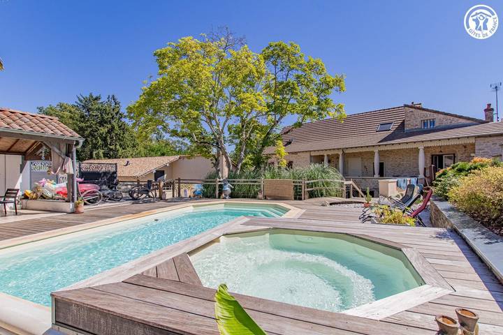 Gîte pour 4 personnes, avec Jacuzzi et Terrasse ainsi que Jardin et Piscine à Cuisery