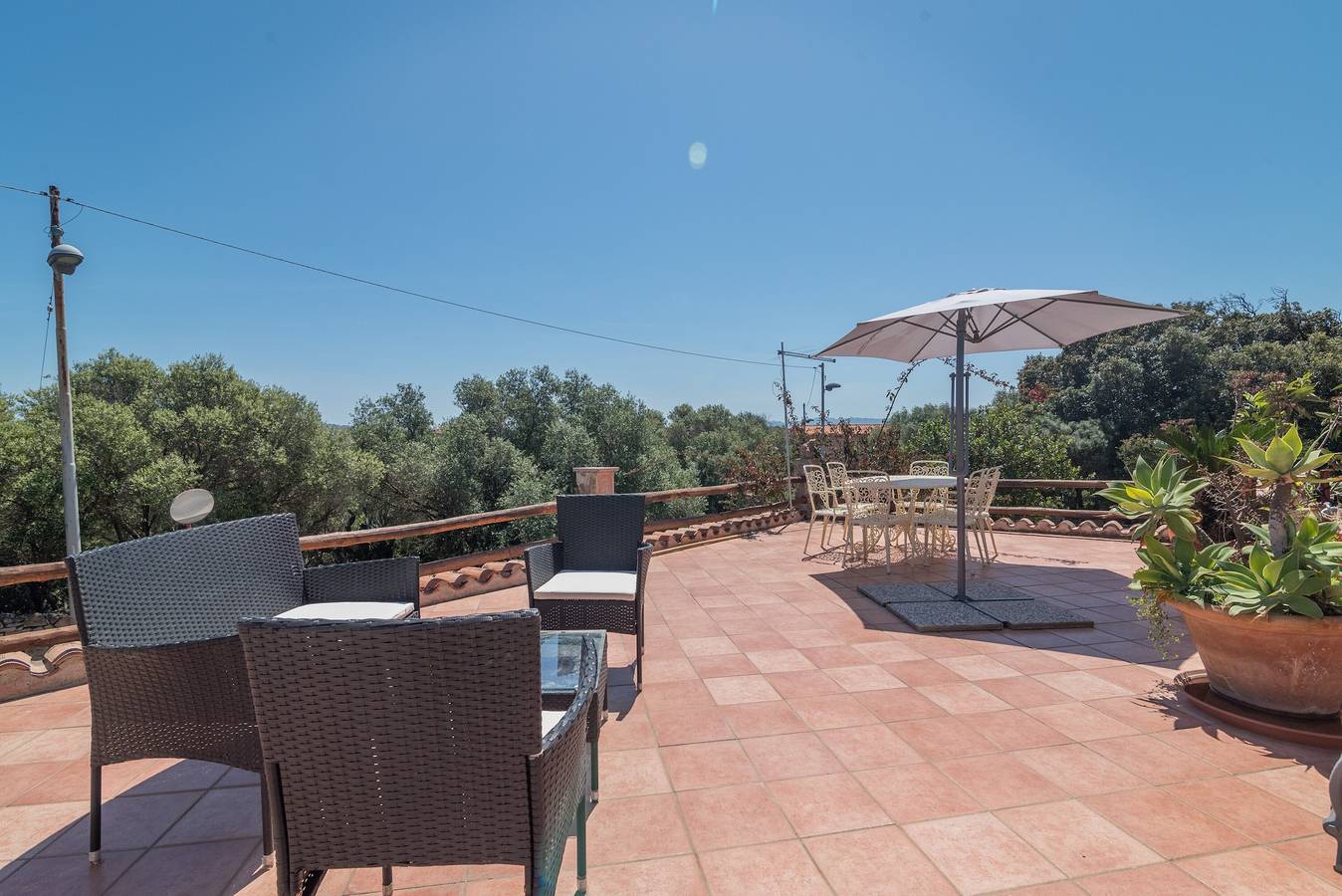 Entire apartment, Spacious Apartment with Hills View, Wi-Fi & Terrace in Parco Nazionale dell'Arcipelago di La Maddalena, La Maddalena
