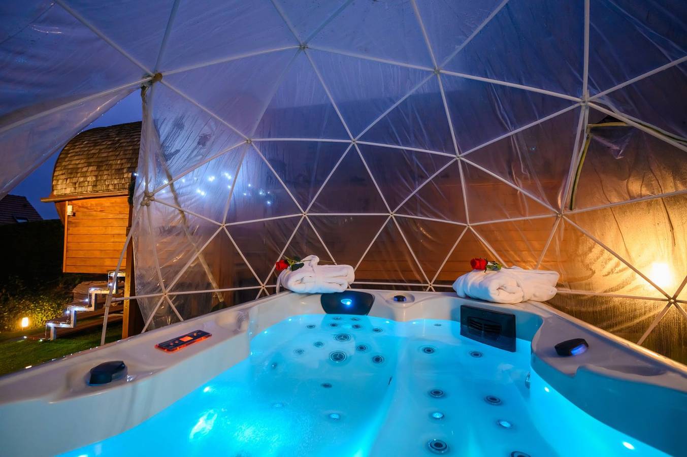Location nuitée insolite, la roulotte romantique & spa Chantilly in Blaincourt-lès-Précy, Oise