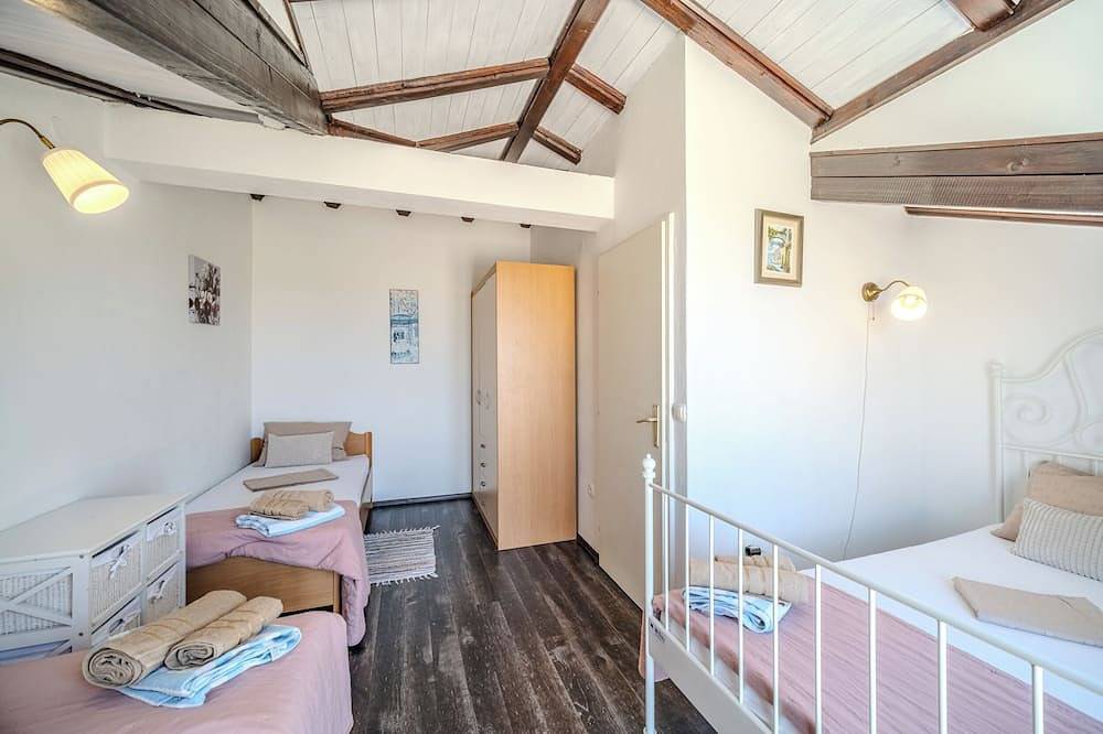 Villa Julia with a private heated pool and hot tub, ideal for large groups in Milna, Brac