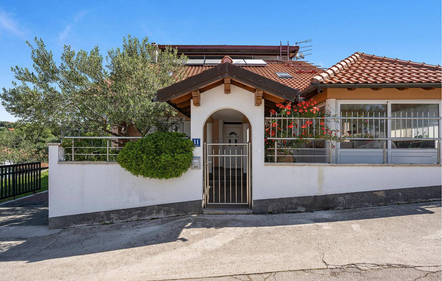 Ganze Ferienwohnung, Modernes Apartment mit Pool, Küche und WLAN in der Nähe des Visovačko-Sees in Skradin, Šibenik-Knin