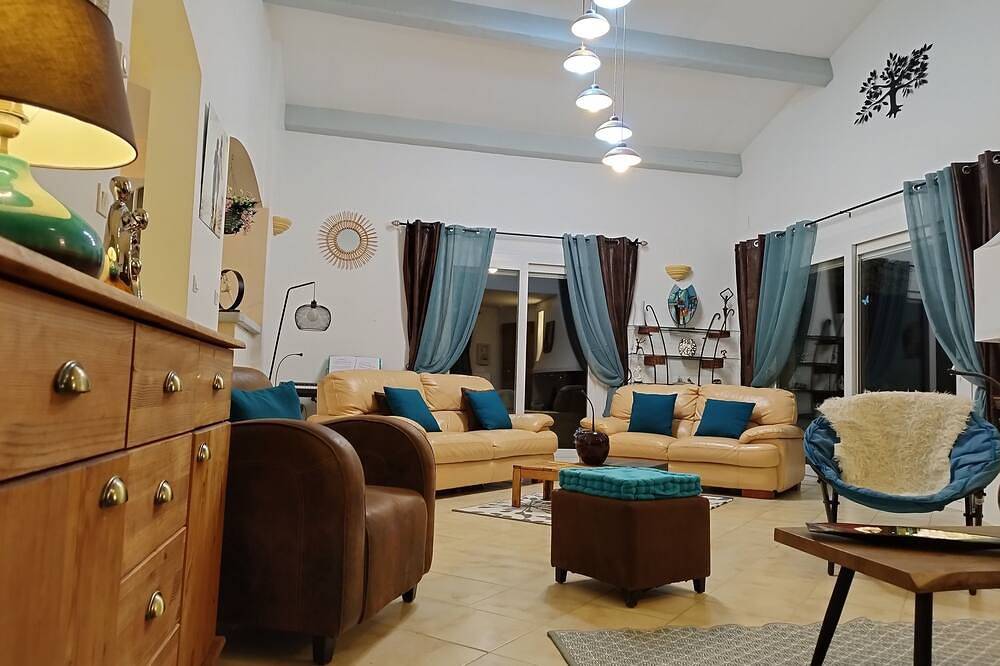 Nice Provencal villa with pool at the foot of the medieval village of Gattieres in Gattières, Cannes region