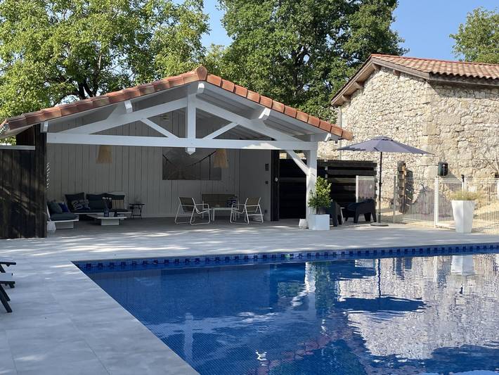 Gîte pour 8 personnes, avec terrasse ainsi que piscine et jardin à Sembas