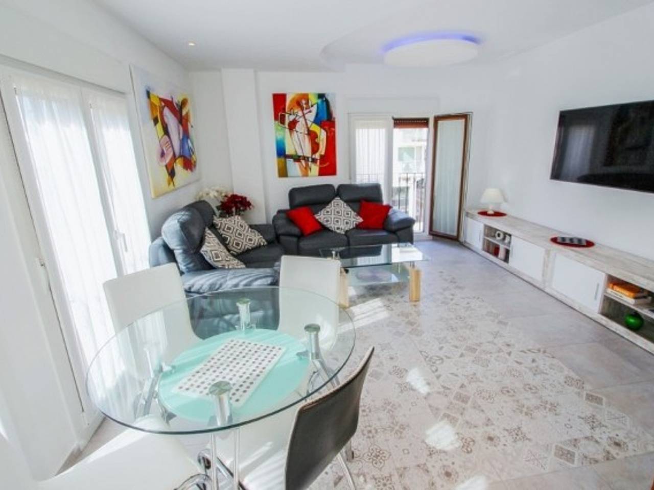 Apartamento entero, Apartamento en Moraira para 4 pers. con A/C, terraza y lavadora, cerca de la playa y comercios in Tabaira, Teulada