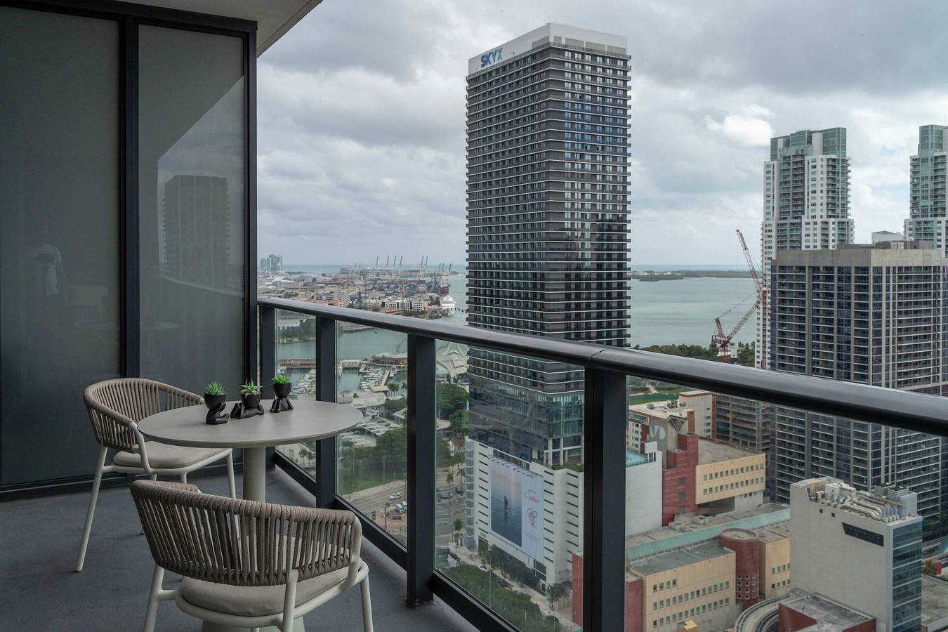 Entire apartment, Rumrunner, Downtown, Pool, Gym, Full Service Tower in Miami, Florida