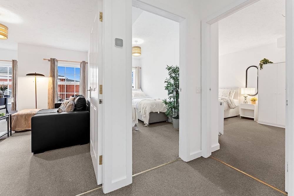 Entire apartment, Modern 2-Bed Flat with Flexible Beds in Warrington, Cheshire