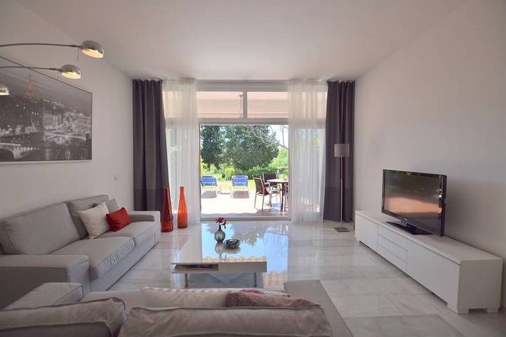Ferienhaus für 4 Personen, mit Balkon und Pool sowie Garten - 1