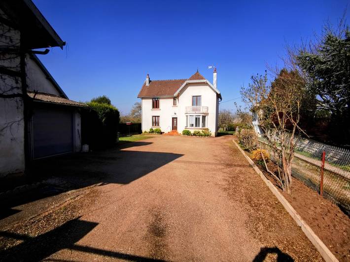Chambre d’hôte pour 3 personnes, avec piscine ainsi que jacuzzi et jardin