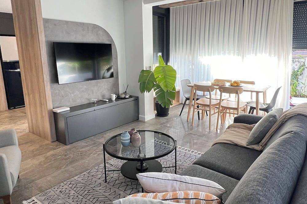 Entire apartment, Charming Beachside Apartment with Private Garden in Side, Manavgat