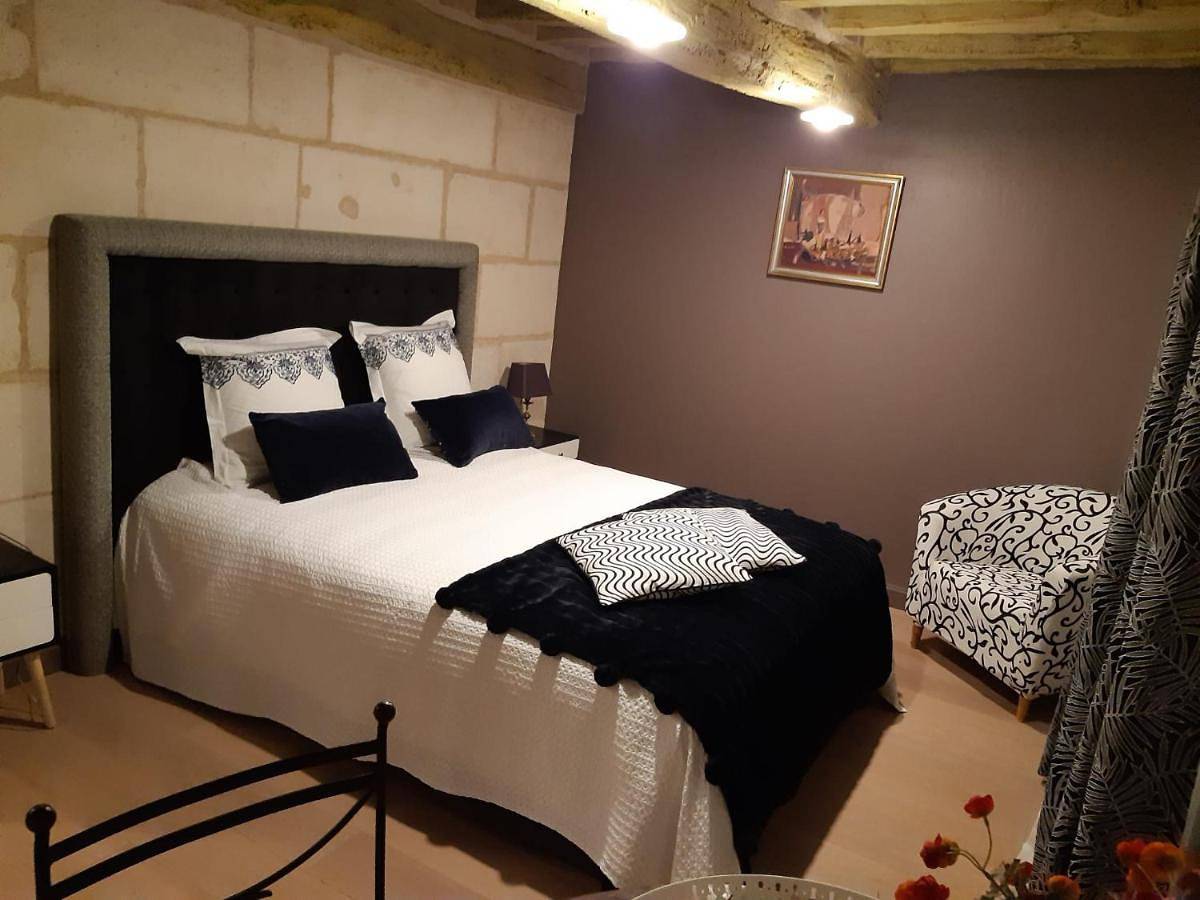 Family Room with Private Bathroom in Vineuil, Région de Blois