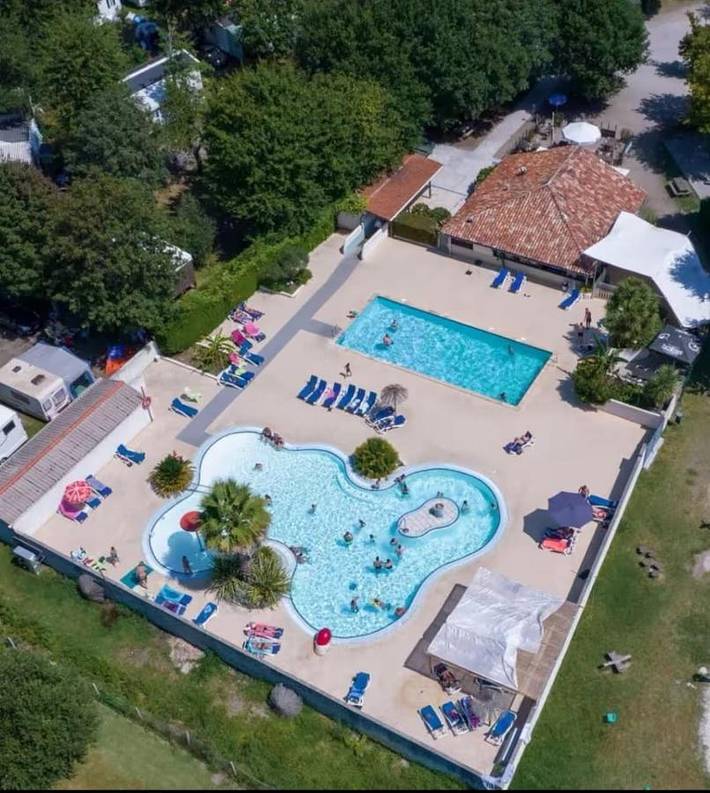 Camping pour 5 personnes, avec jacuzzi et terrasse ainsi que bassin pour enfant et piscine