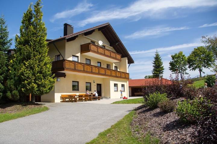 Ferienhaus für 60 Personen, mit Balkon und Whirlpool sowie Terrasse und Garten in Niederbayern - 3