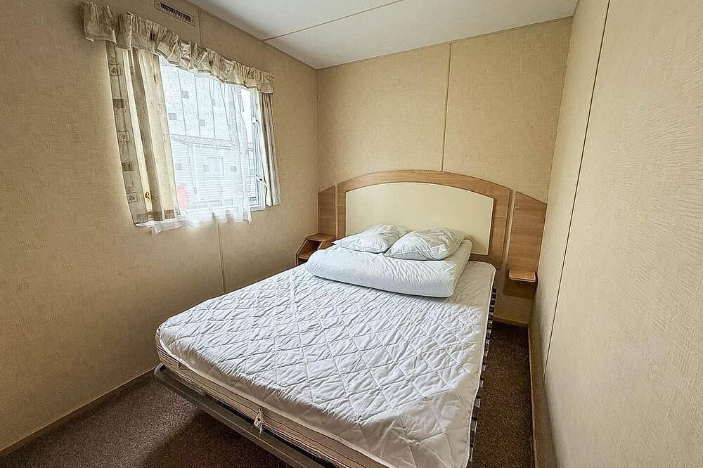Lovely 8 berth caravan at St Osyth Beach Holiday Park in St Osyth, Essex