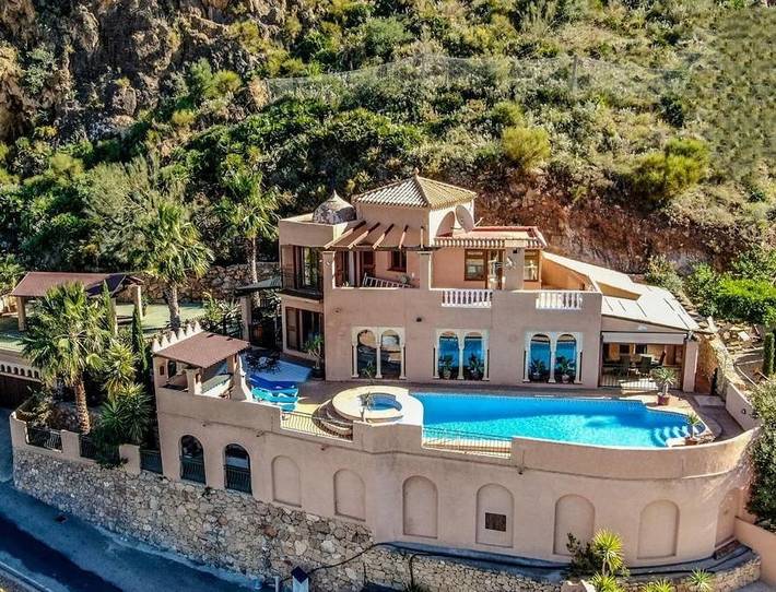 Villa für 8 Personen, mit Balkon und Terrasse sowie Garten und Pool