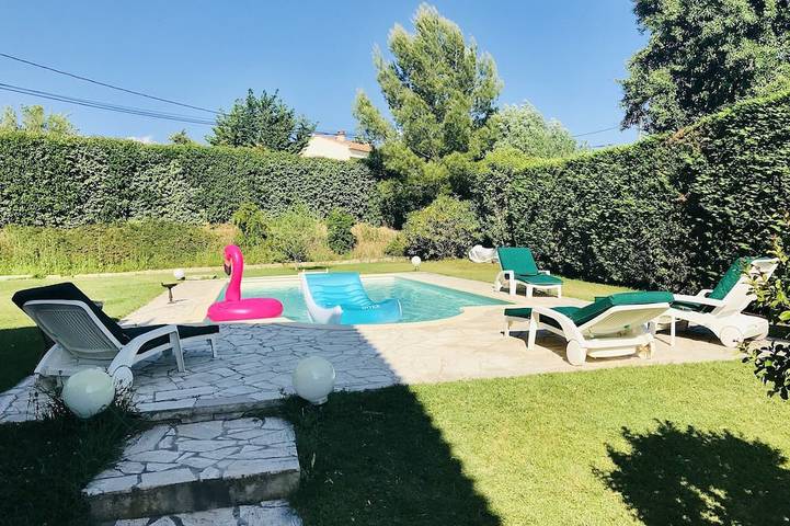 Location de vacances pour 9 personnes, avec terrasse et jardin, animaux acceptés à Éguilles